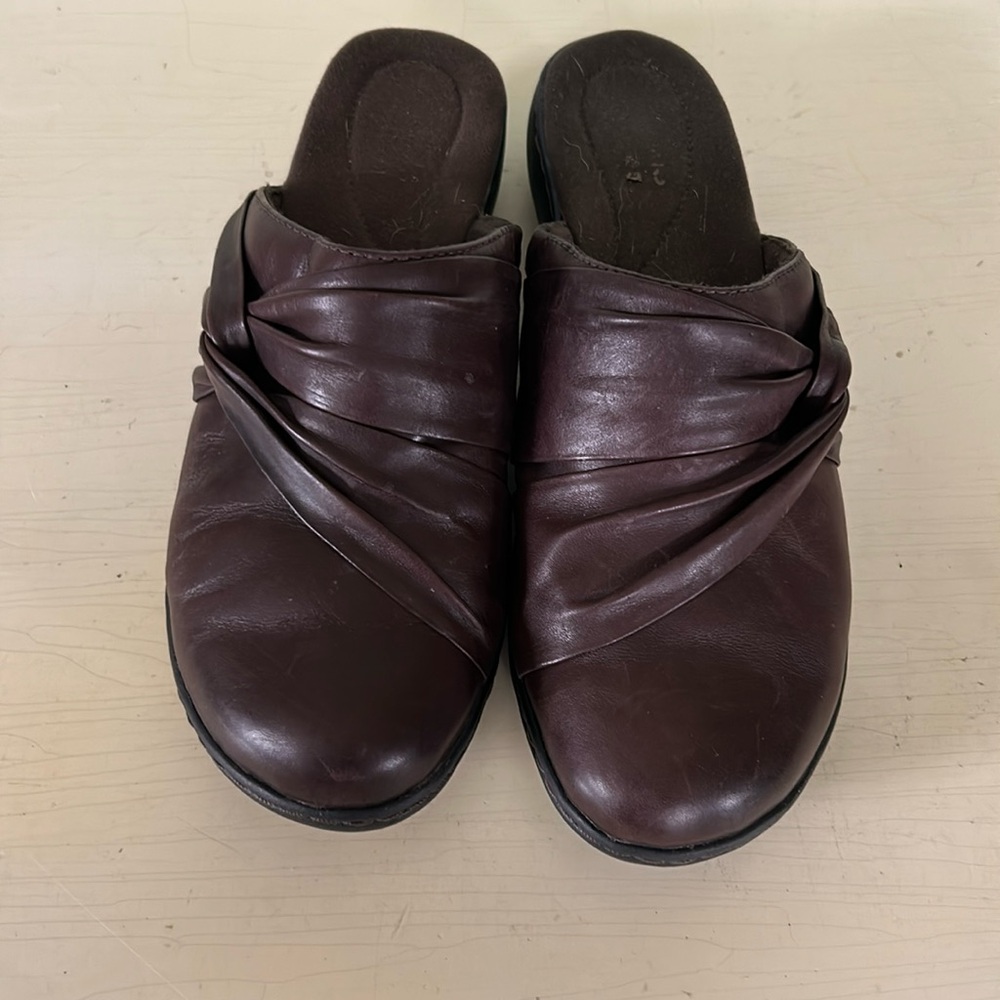 CLARKS BROWN SLIP-ON SZ 9